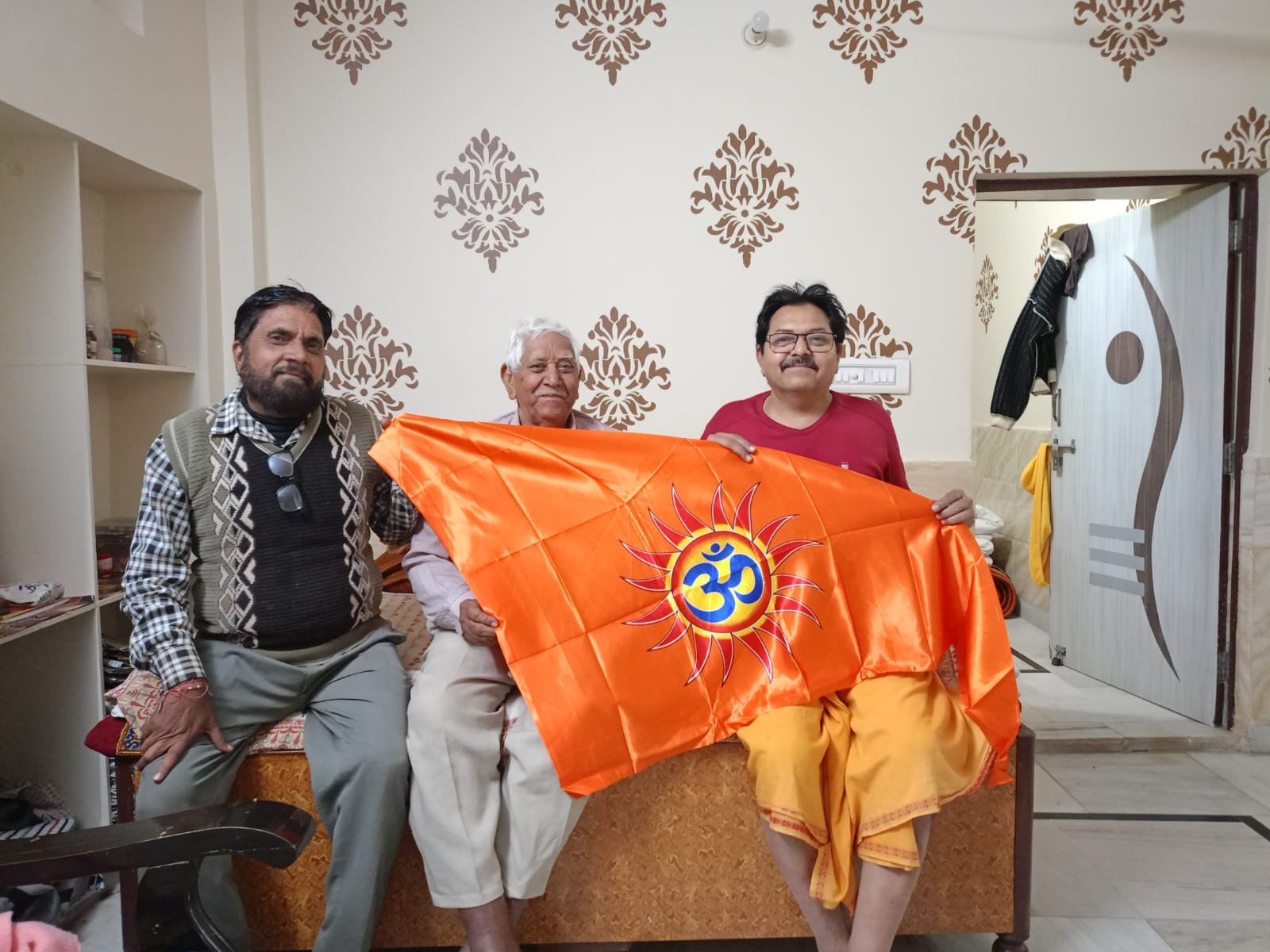 हमारे सम्मानीय भगवा धारी